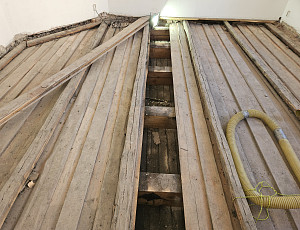 Zateplení stropu bytového domu pomocí foukané izolace